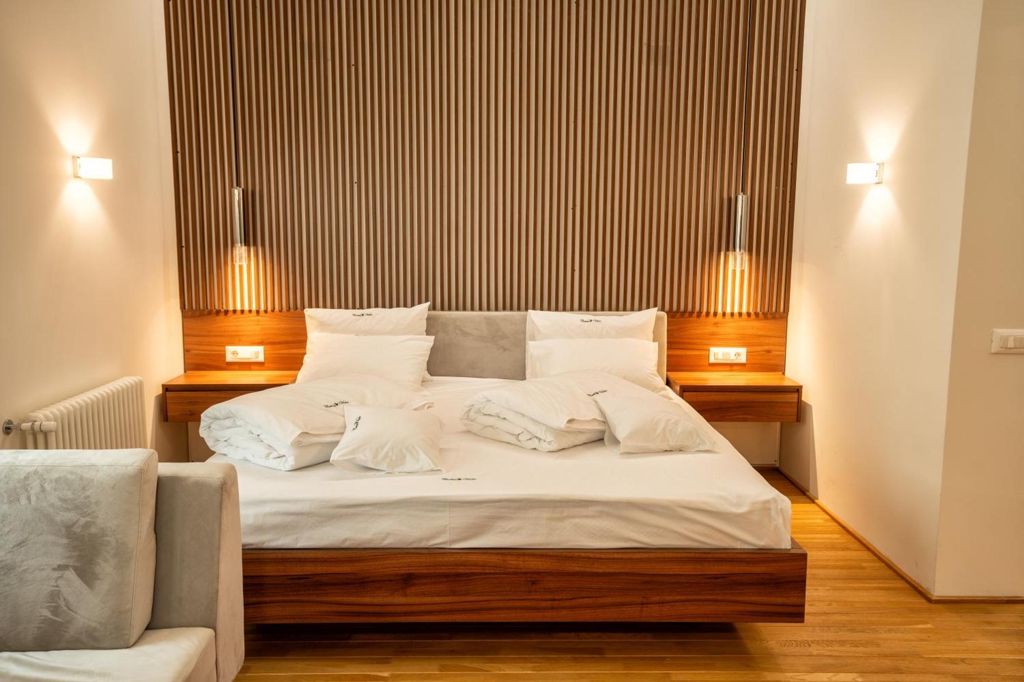 Hotel Curtea Veche Curtea de Argeş Zewnętrze zdjęcie